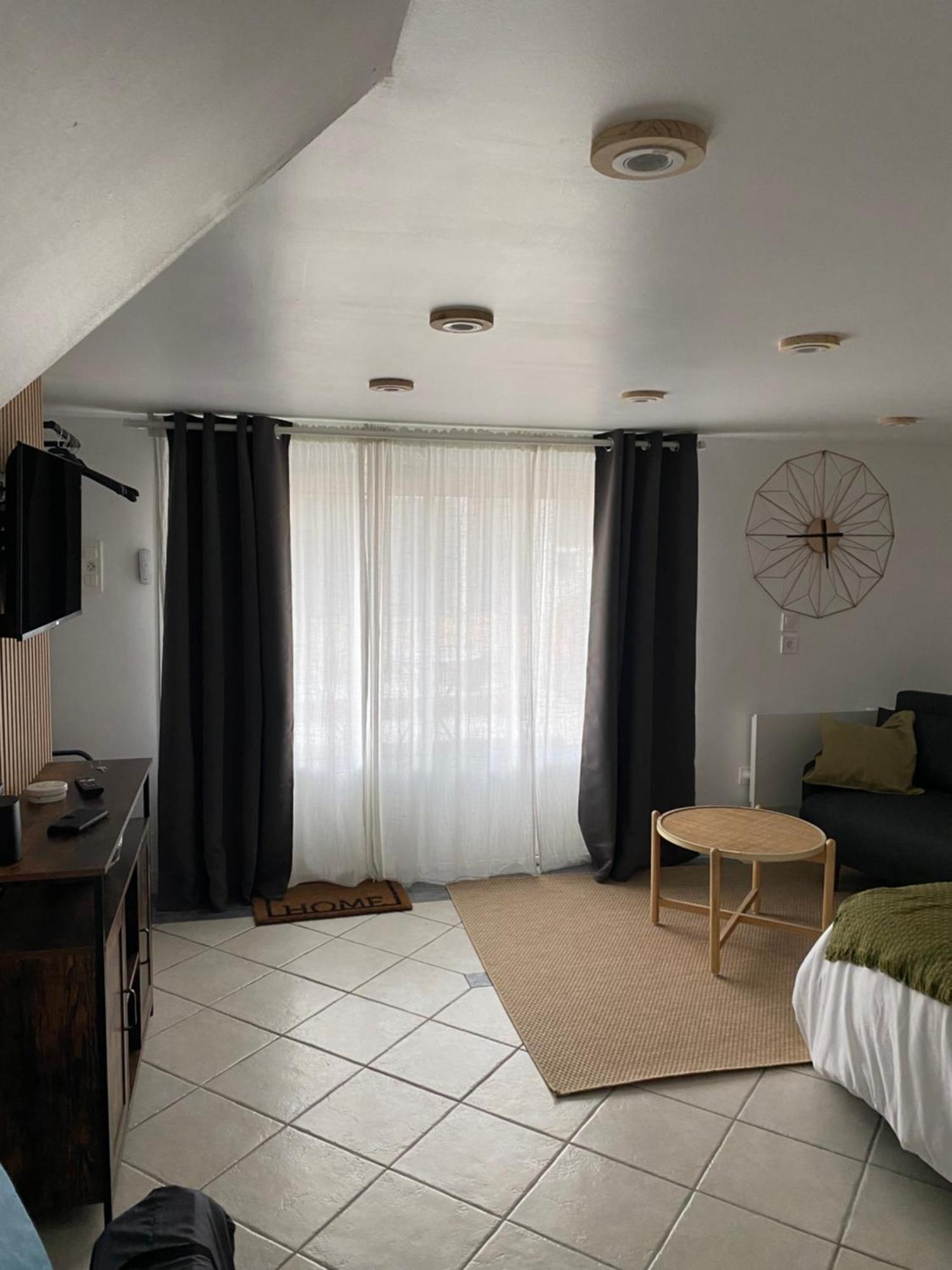 Appart Studio Rdc De Maison Avec Exterieur Proche Reims Tinqueux Pokoj fotografie